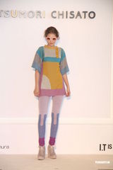 组图：乐基儿出席时装秀 称无生子压力黎明不急