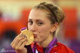 组图：自行车赛奥运美女冠军吻奖牌俏丽
