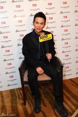 组图：新浪娱乐明星街拍盛典对话张晓龙