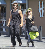 组图：艾薇儿与新男友十指紧扣 猛男臂刺爱的纹身