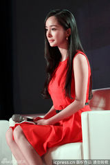 组图：杨幂出席活动显疲态 目光呆滞疑有心事