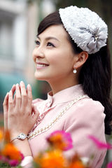 组图：戴娇倩年代写真个性装扮展复古风