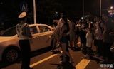 组图：G杯嫩模深夜撒酒疯 胸袭交警被放行引争议