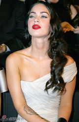 高清组图：梅根-福克斯现身巴黎 看时装秀烈焰红唇