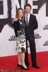 组图：德普撑《独行侠》柏林首映 汉莫揽美女