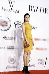 组图：姚晨上海时装周黄裙长腿压轴首秀红毯