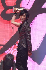 高清组图：张芸京深情献唱 无袖西装个性依旧