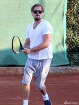 组图：莱昂纳多满脸胡渣 变屌丝与女友骑车打球