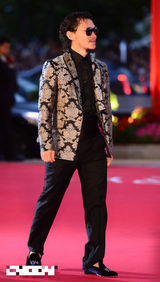 组图：釜山电影节开幕 杨东根携女伴亮相红毯