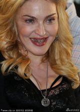 组图：麦当娜事业版图伸向罗马 亮相新店露金牙