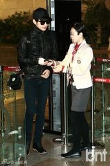组图：韩星朴施厚全黑造型现身机场赴中国