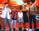 幻灯图集：《功夫梦》北京首映 成龙小史密斯秀醉拳