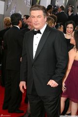 高清图：亚力克-鲍温亮相红毯 西装革履款款有型