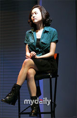 幻灯图：文根英参加舞台剧出道作《Closer》发布会