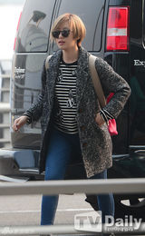 组图：韩团T-ara赴成都开唱 闪亮亮相机场