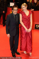 幻灯：本-斯蒂勒《格林伯格》首映 红裙女主角亮丽