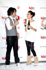 幻灯图：阿杜宣传新专辑 被mv女主角用酒瓶砸头