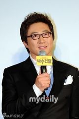 组图：朴信阳金正泰出席新片《神汉流氓》发布会