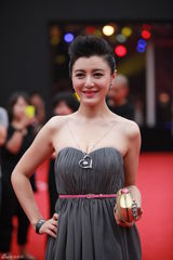 组图：陈廷嘉抹胸短裙亮相芭莎红毯