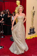 高清图：奥斯卡红毯 卡梅隆-迪亚兹金裙映衬小金人