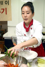 幻灯图集：金正恩等参加公益活动 展示厨艺做泡菜