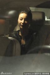 组图：郭晶晶发髻高耸配OL通勤装高贵典雅