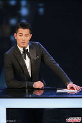 组图：郭富城颁发金像奖最佳导演 为寒战欢呼