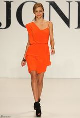 高清组图：奥兰多女友米兰达-可儿走秀 笑容甜美