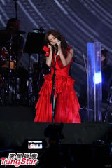 组图：陈绮贞媚惑小巨蛋 展现独特摇滚风