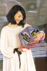 高清：白百何纯美亮相 系黑丝带为地震受害者祈福