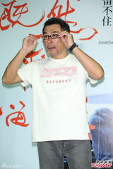 组图：李宗盛桃红衬衫开唱 称林忆莲唱得更好