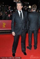 幻灯图集：《捉刀手》首映 准妈妈助阵布鲁斯南