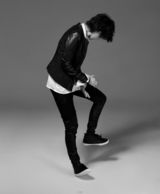 组图：李宇春气质大片曝光 音乐创作人姿态渐现