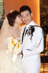 组图：歌手阿BEN闪婚现场热吻 罗志祥江美琪祝贺