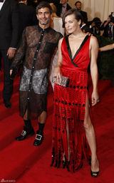 阿尔巴金色长裙赛缪斯 老牌美女波姬-小丝拄拐(图)