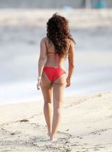 组图：辣妹MelB火红比基尼度假 遭老公猥琐抓奶