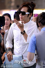 组图：韩星张根硕赴日宣传 戴发夹着装个性
