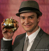 幻灯：贾斯汀荣获哈佛戏剧社年度男性 变妖男秀造型