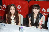 高清组图：AKB48三成员抵港宣传 签名会下场做评委