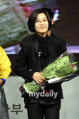 组图：SJ始源与BB太阳获大众文化奖 台上亲热拥抱