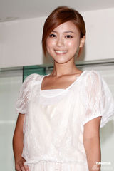 幻灯图：卓文萱白衣亮相娇媚可人 仪态大方优雅