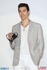 组图：锦荣撇情变传闻 无条件爱蔡依林