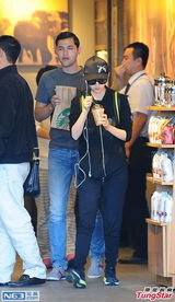 组图：景甜素颜墨镜现身机场 外籍帅哥同行