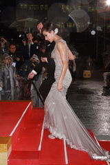 组图：杨怡身着银色长裙携手陈豪走红毯 