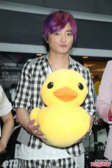 组图：阿沁升格当作家 F.I.R年底出新专辑