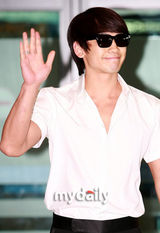 幻灯图：Rain美国获奖归来 8日下午返回韩国 