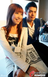 幻灯图：陈奕迅和羽毛球冠军林丹同台比拼球技