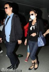 幻灯图集：赵薇产后尚显臃肿 独身飞沪任电影节评委