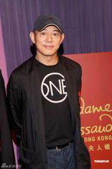 组图：李连杰亲手为其蜡像揭幕 呼吁大家参与慈善