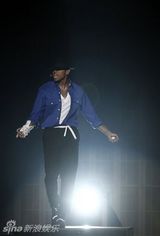 幻灯图：2010BET颁奖礼举行 克里斯-布朗致敬MJ